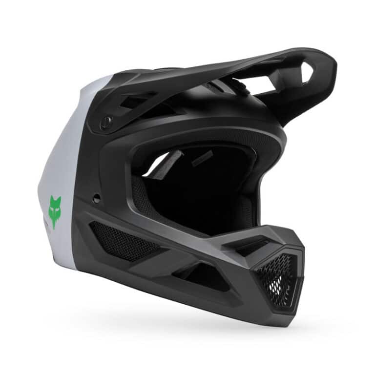 FOX RAMPAGE YTH 5050 V25 היא קסדת פולפייס מלאה שמספקת הגנה גבוהה, נוחות מרבית ו-ביצועים מצוינים לרוכבים צעירים. עם פתחי איוורור, מצחייה מתכווננת, ו-סגירת דאבל D בטיחותית, היא מציעה הגנה ושירות איכותי במחיר משתלם.
